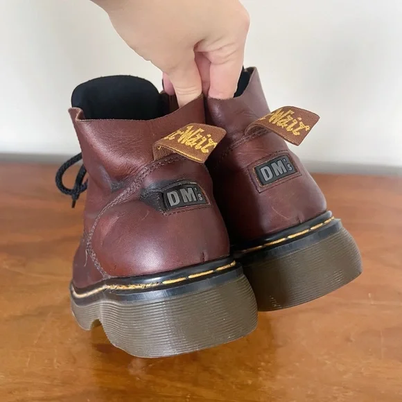 Dr Martens • vintage lace up boots cap toe platform leather chunky lug sole MIE